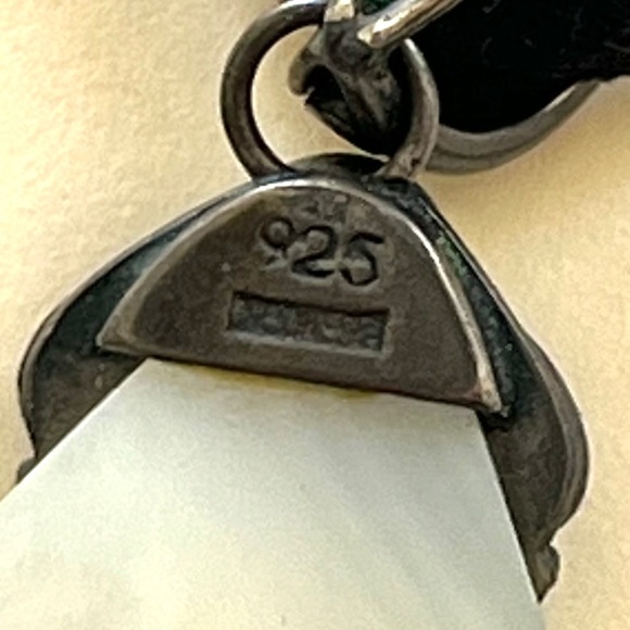 vintage • white marble stone pendant with engraved details on suede necklace - Picture 10 of 13